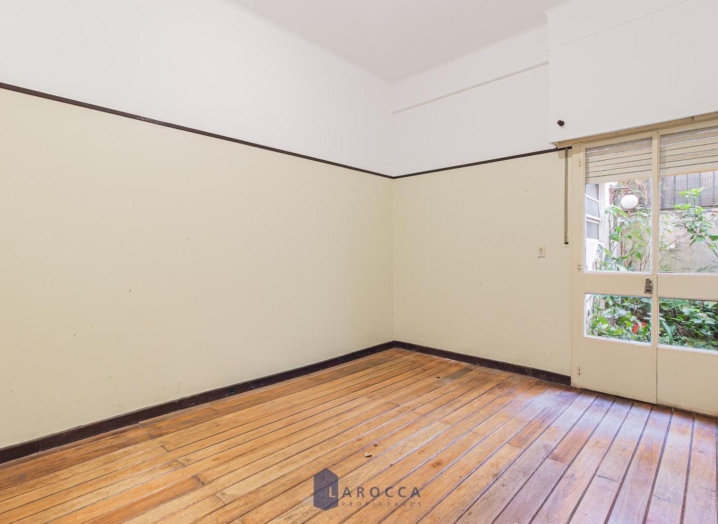 Foto de DEPARTAMENTO - VENTA - BALVANERA - 4 AMB C/DEPENDENCIA - 2 PATIOS, imagen 2