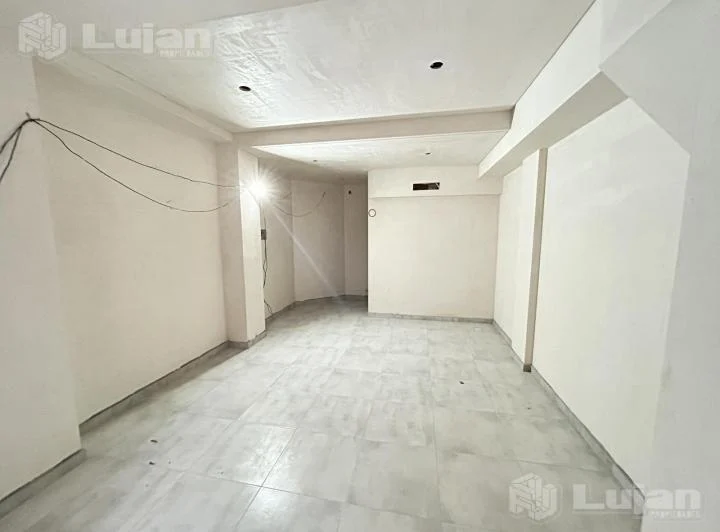 Venta Local en Mataderos estrenar 4
