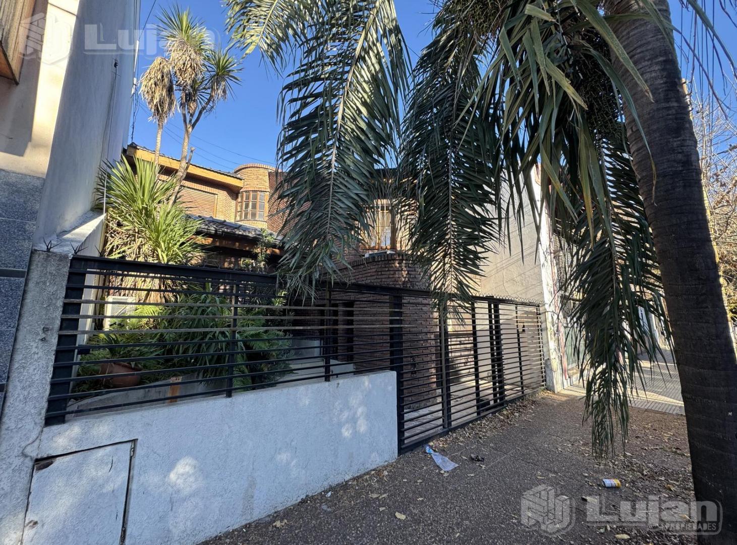 Lisandro de la torre al 1600 Casa Mataderos 4 ambientes con jardin y pileta