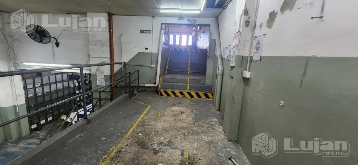 Depósito en Ciudadela en dos plantas, con entrada para camiones y trifasica 8