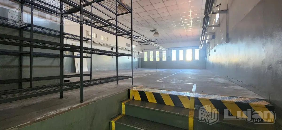 Depósito en Ciudadela en dos plantas, con entrada para camiones y trifasica 3