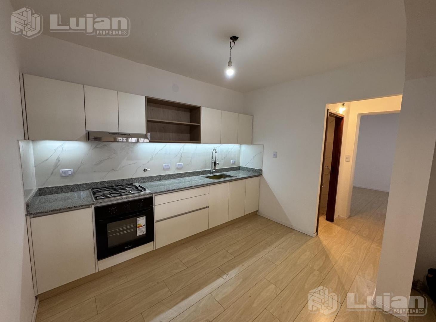 Foto de Venta Casa en Liniers 5 ambs garaje, patio, parrilla suite !, imagen 1