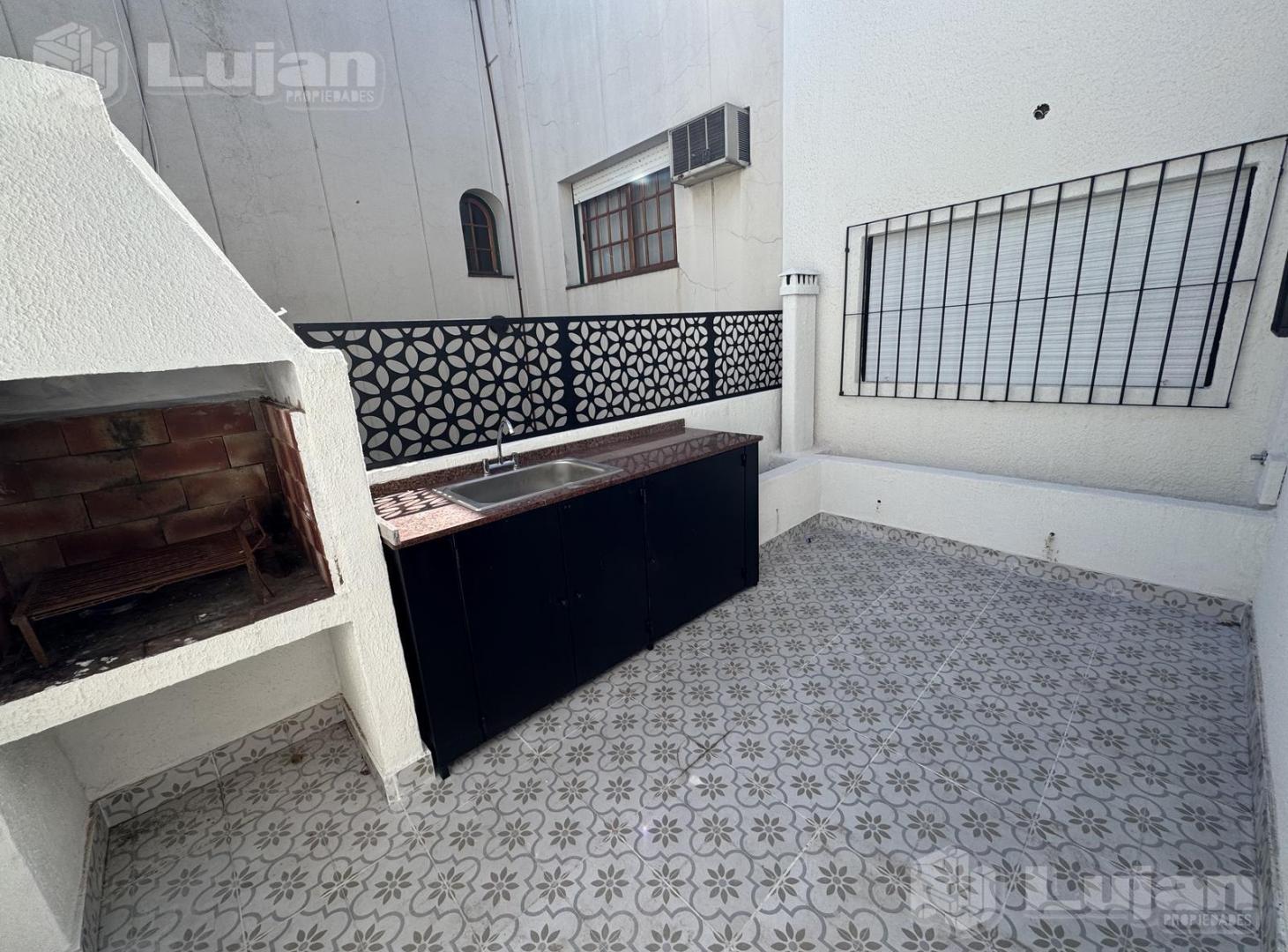 Foto de Venta Casa en Liniers 5 ambs garaje, patio, parrilla suite !, imagen 3