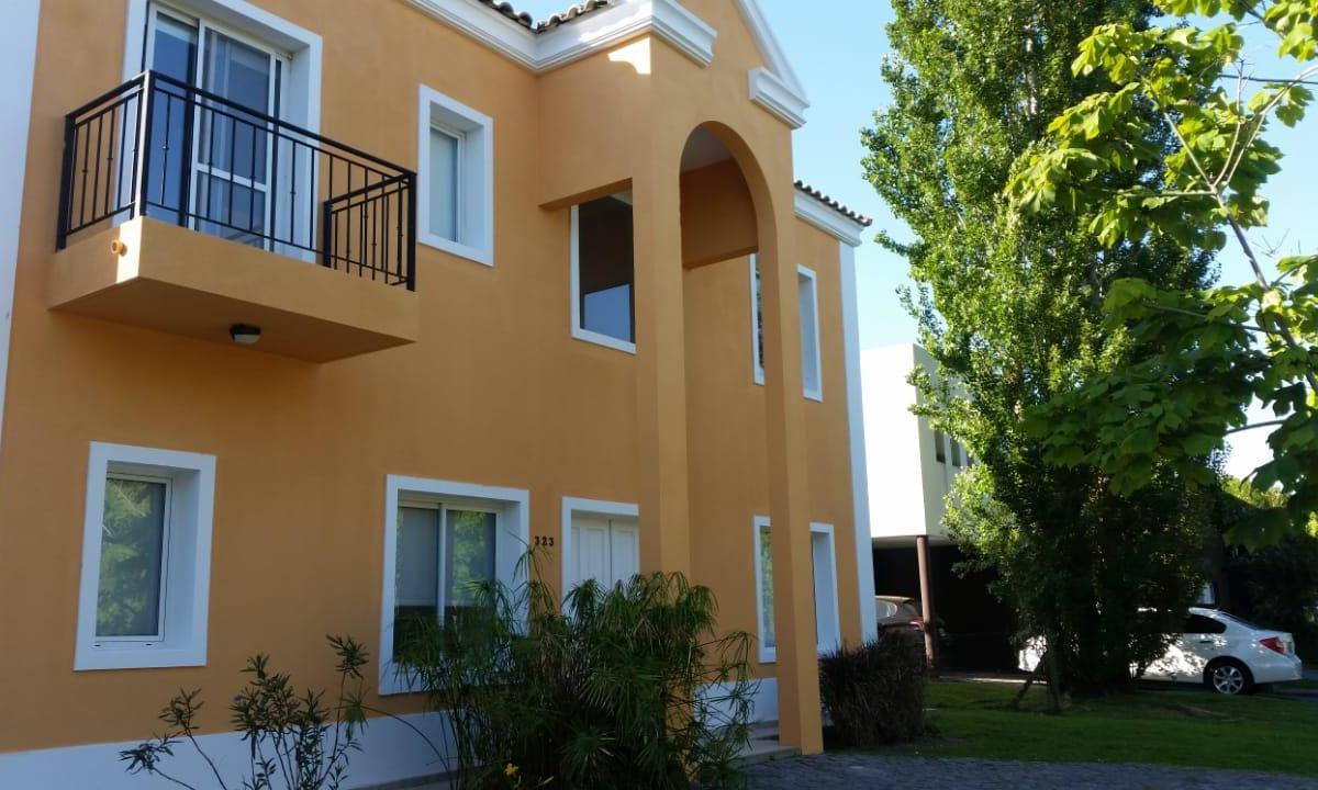 Hermosa Casa en Lote Interno 2
