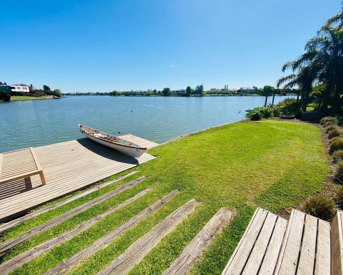 Increíble Casa en Venta Al Lago Central en La Isla Nordelta 4