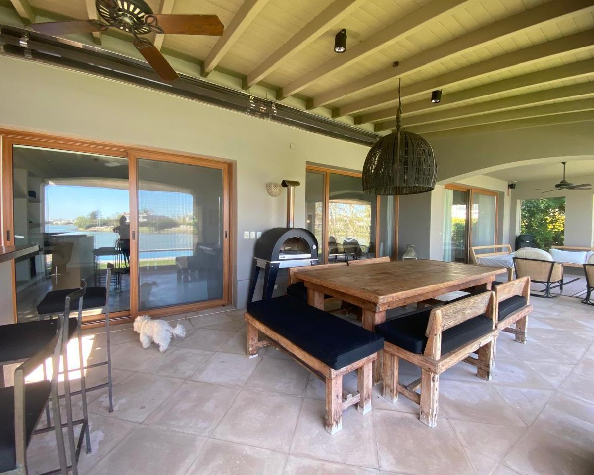 Increíble Casa en Venta Al Lago Central en La Isla Nordelta 2