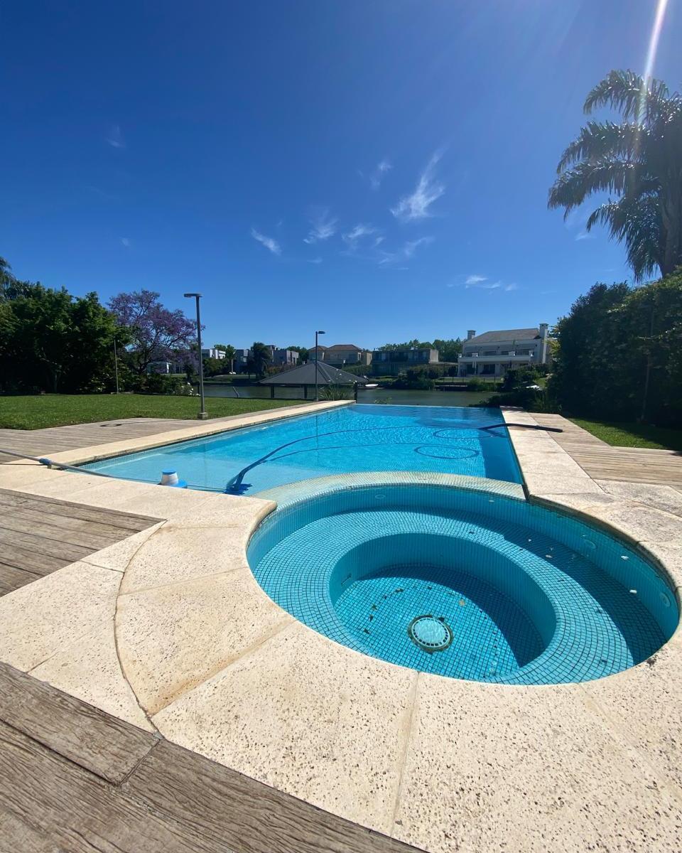 Increíble Casa en Venta en Castores Nordelta Al Agua 3