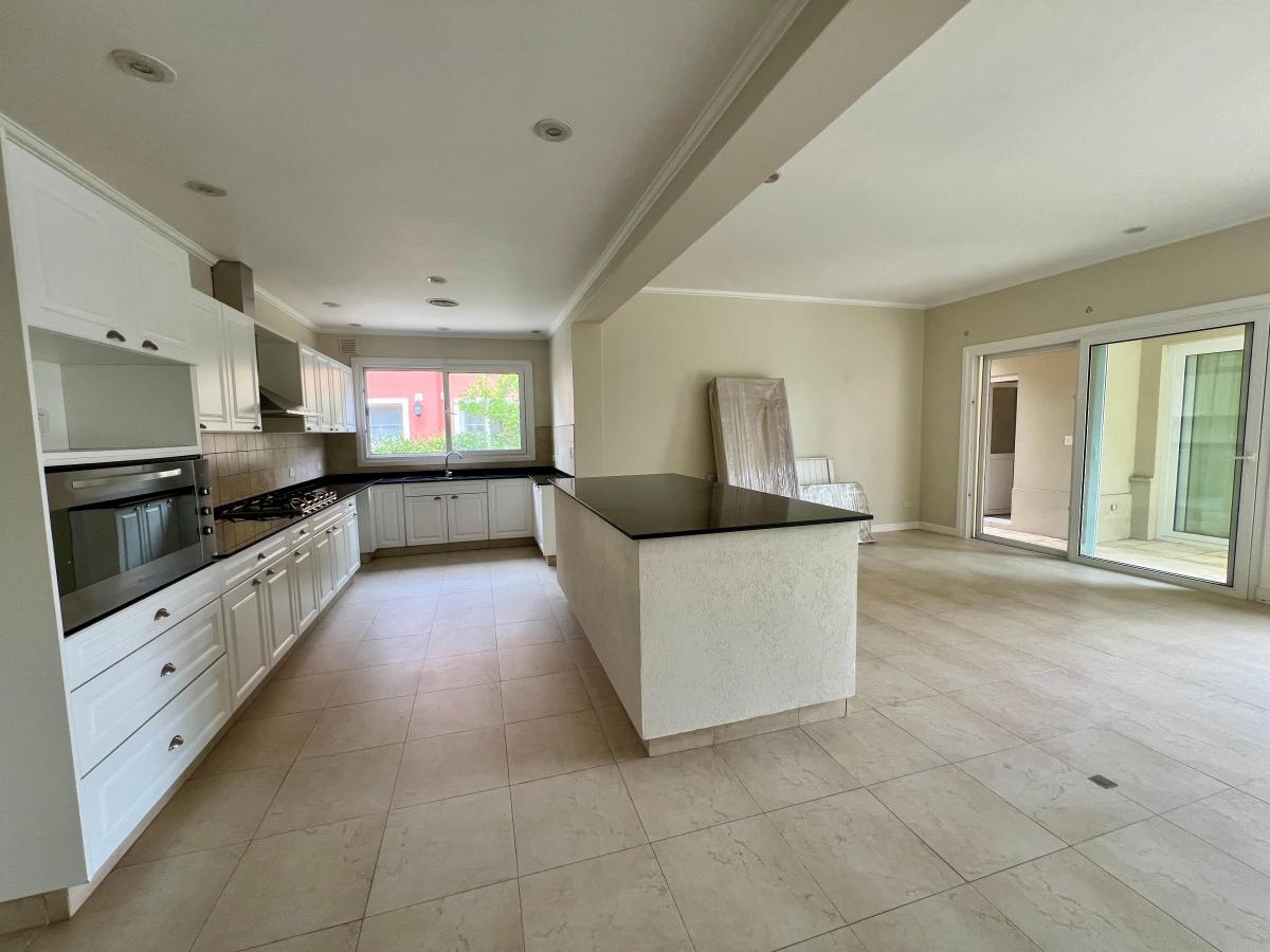 VENTA con RENTA - Lindísima Casa con 5 Dormitorios en La Isla