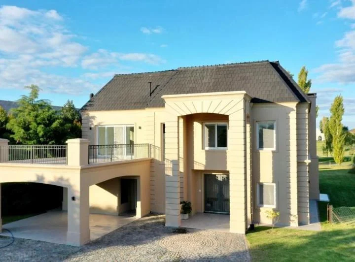 EXCELENTE CASA A LA VENTA EN EL GOLF 2
