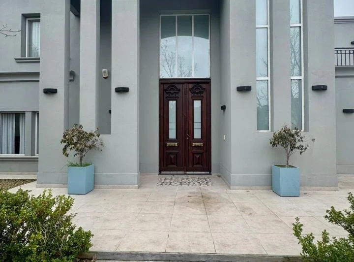 CASA CON MUEBLES RECIEN PINTADA 1
