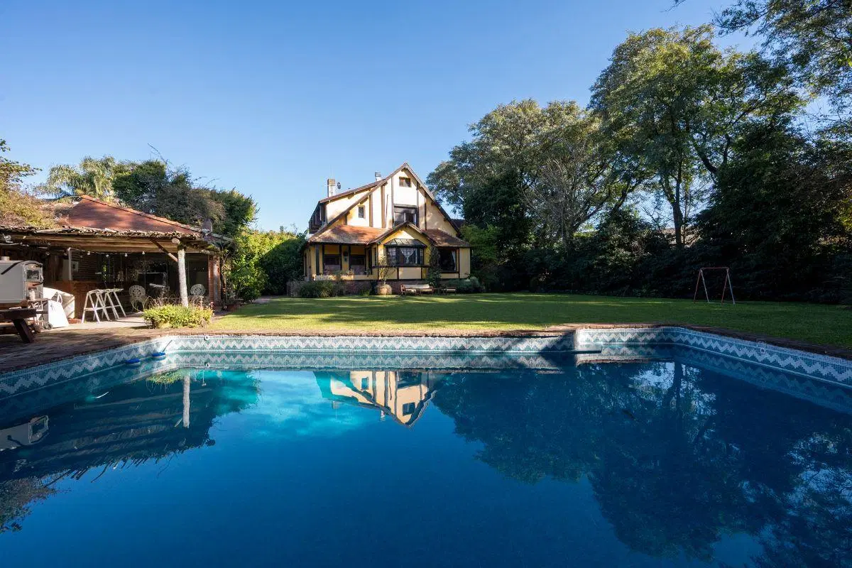 OPORTUNIDAD - Espectacular CASA EN VENTA en Punta Chica. 2