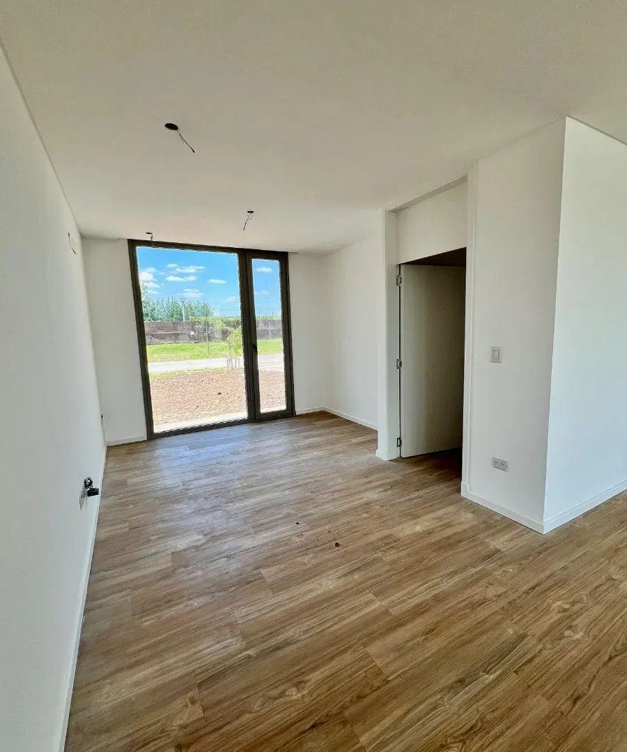 LINDISIMA CASA con 3 DORMITORIOS a la LAGUNA con orientación NorOeste en LAGUNA GRANDE 3