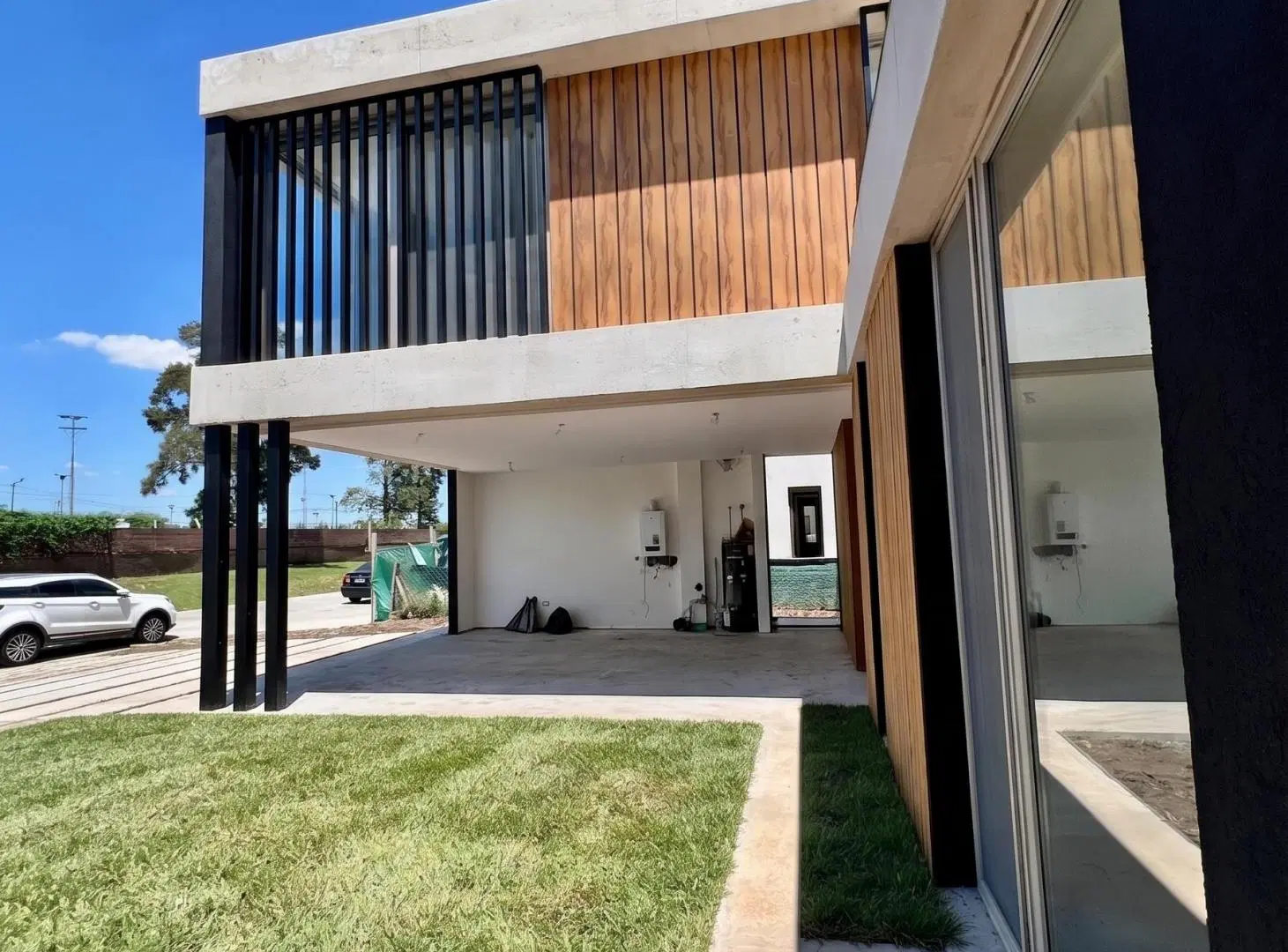 LINDISIMA CASA con 3 DORMITORIOS a la LAGUNA con orientación NorOeste en LAGUNA GRANDE 4