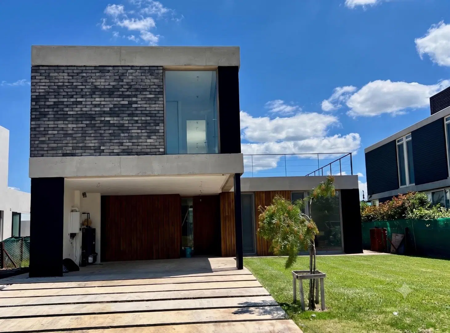 LINDISIMA CASA con 3 DORMITORIOS a la LAGUNA con orientación NorOeste en LAGUNA GRANDE 2