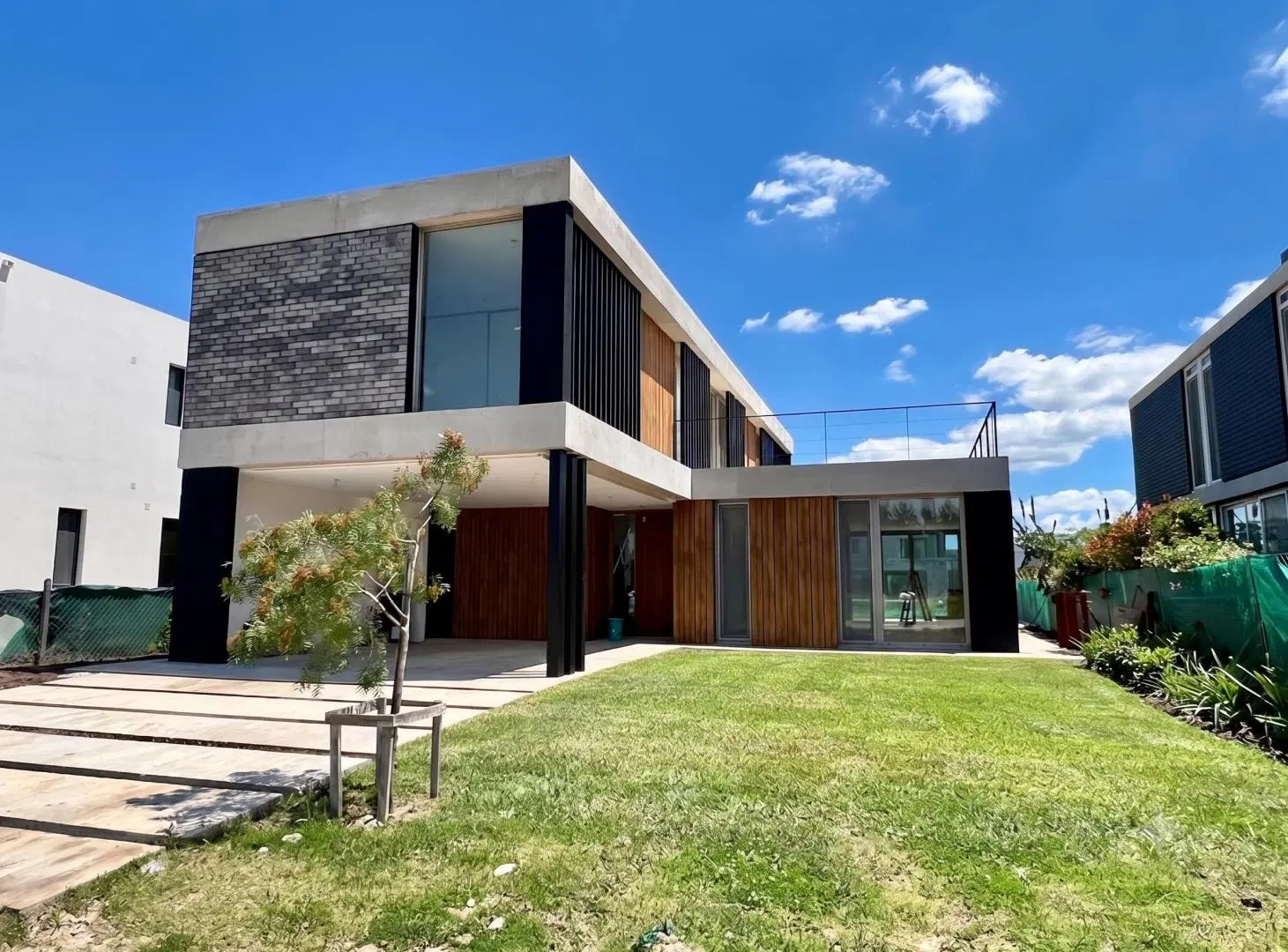 LINDISIMA CASA con 3 DORMITORIOS a la LAGUNA con orientación NorOeste en LAGUNA GRANDE 1