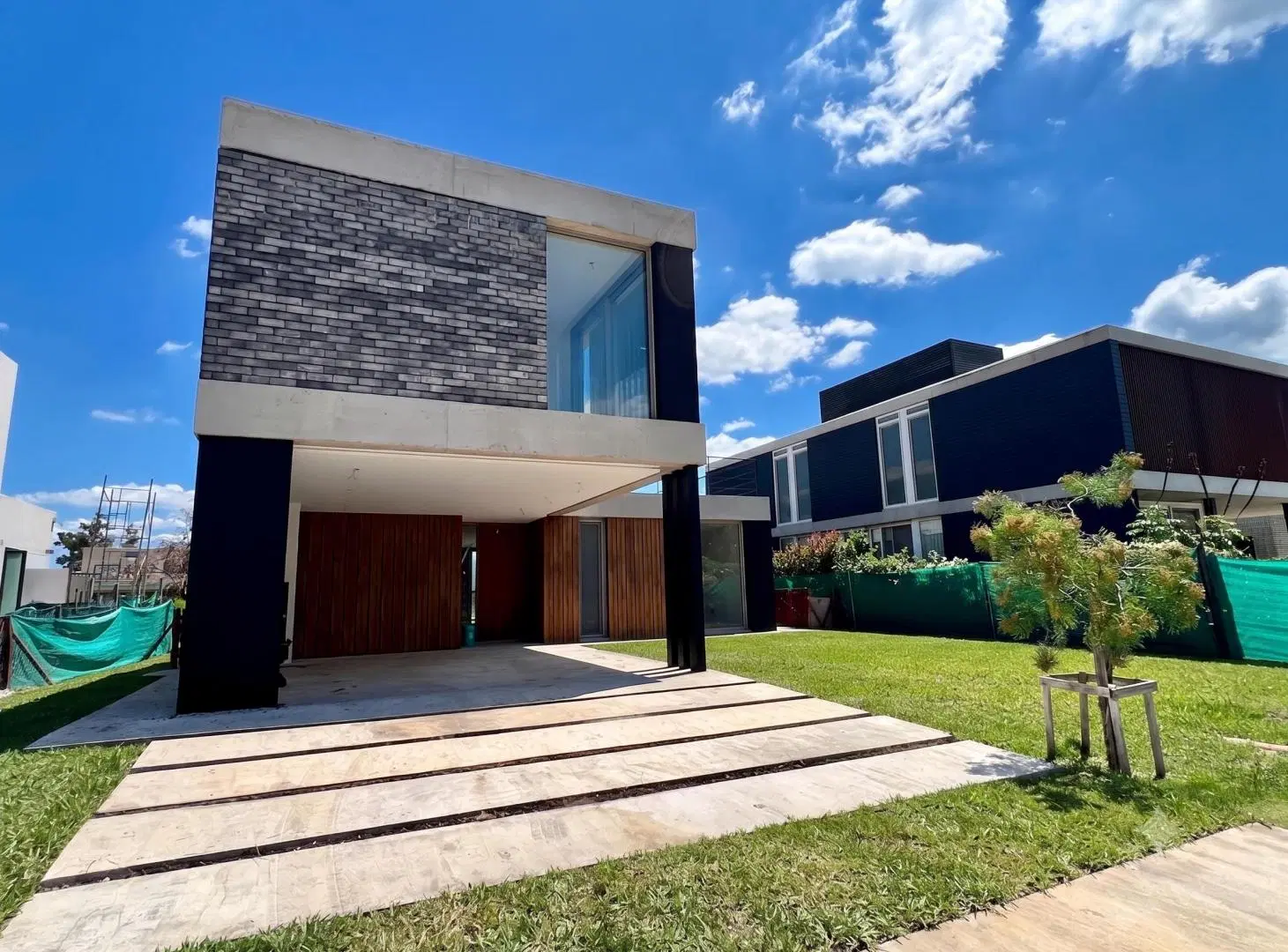 LINDISIMA CASA con 3 DORMITORIOS a la LAGUNA con orientación NorOeste en LAGUNA GRANDE 8