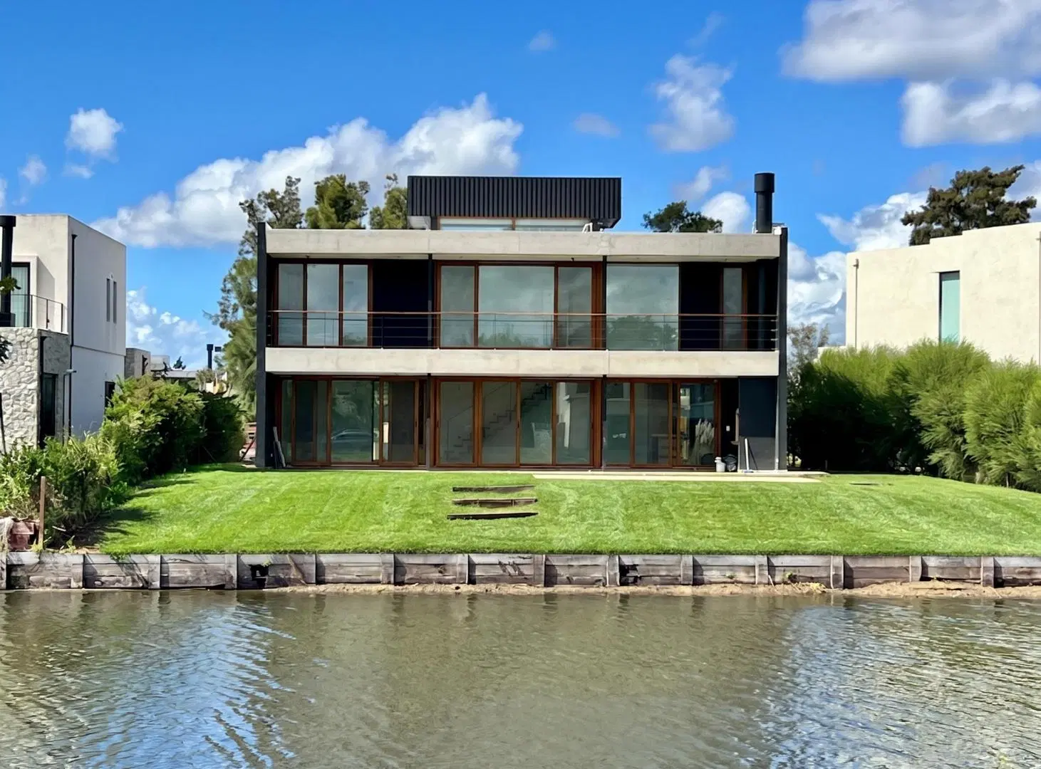 ESPECTACULAR CASA con 4 DORMITORIOS a la LAGUNA en Cul de Sac dentro de la isla en LAGUNA GRANDE. 2