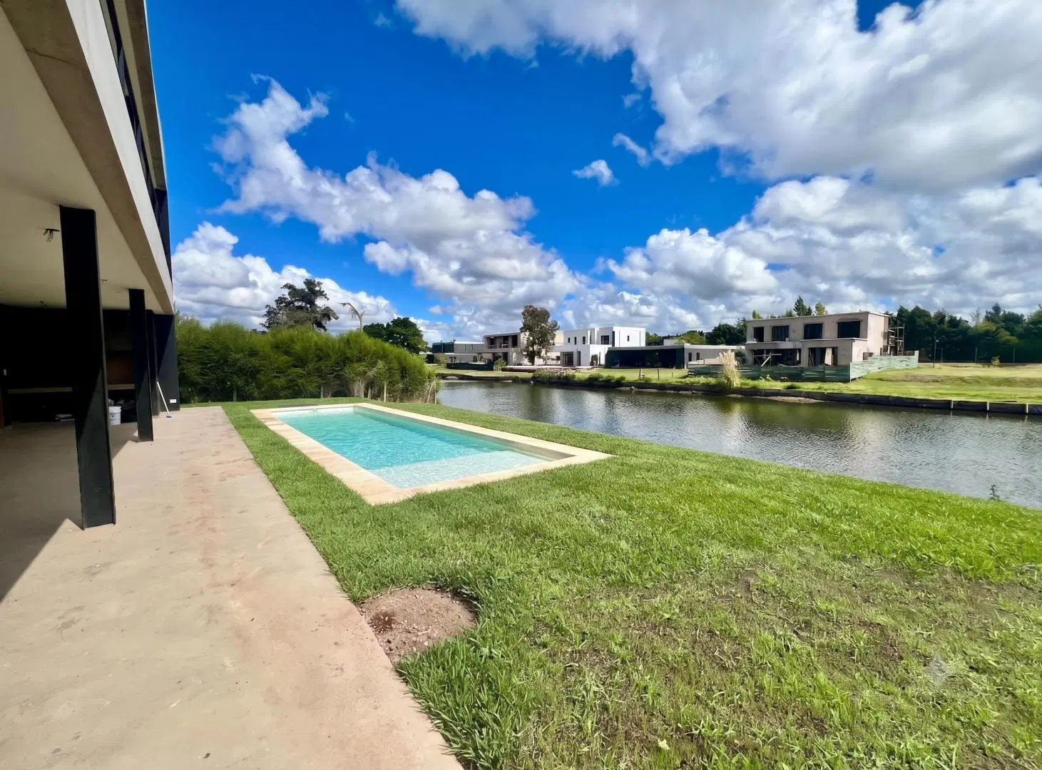 ESPECTACULAR CASA con 4 DORMITORIOS a la LAGUNA en Cul de Sac dentro de la isla en LAGUNA GRANDE. 4