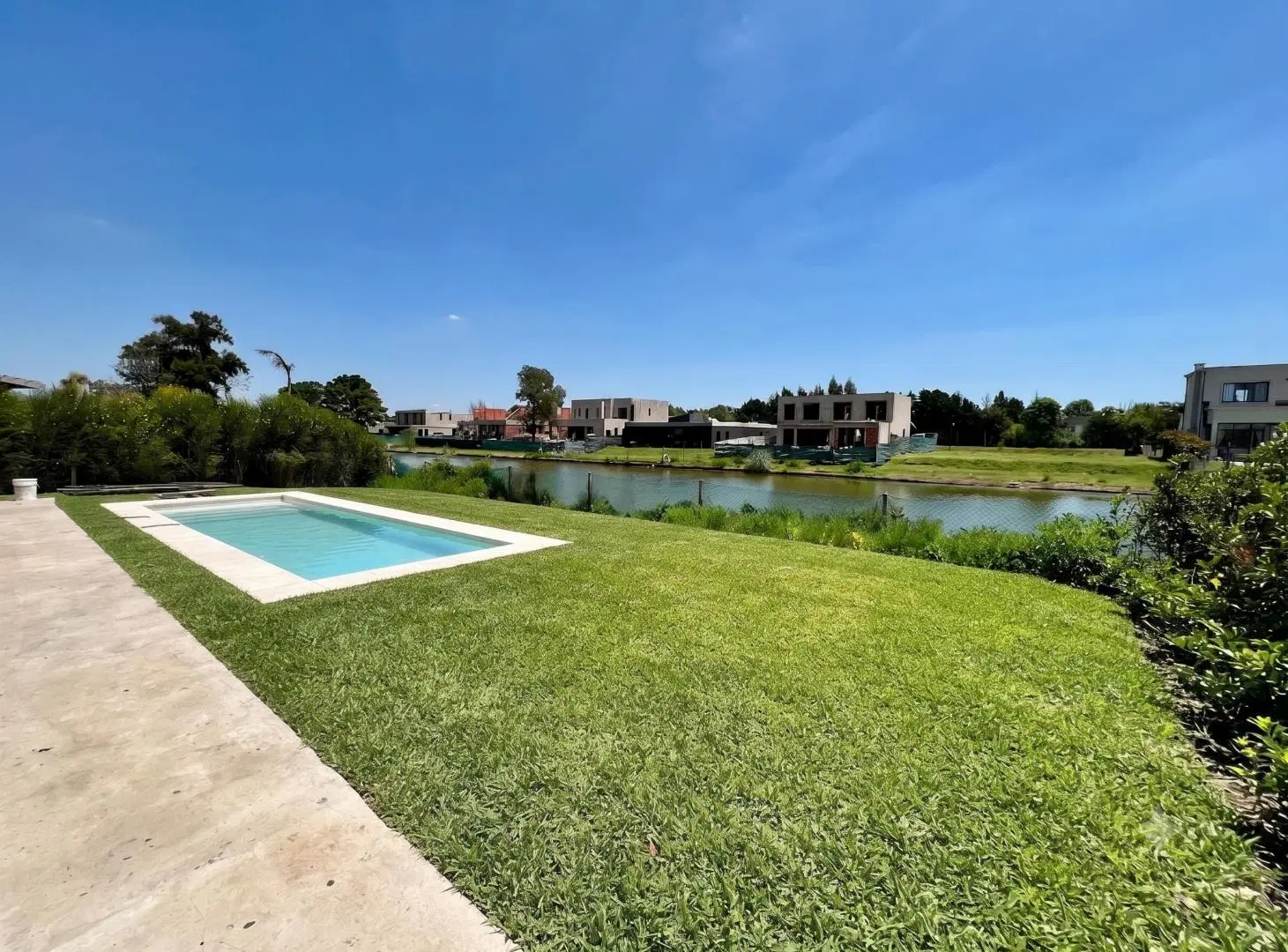 ESPECTACULAR CASA con 4 DORMITORIOS a la LAGUNA en Cul de Sac dentro de la isla en LAGUNA GRANDE. 1