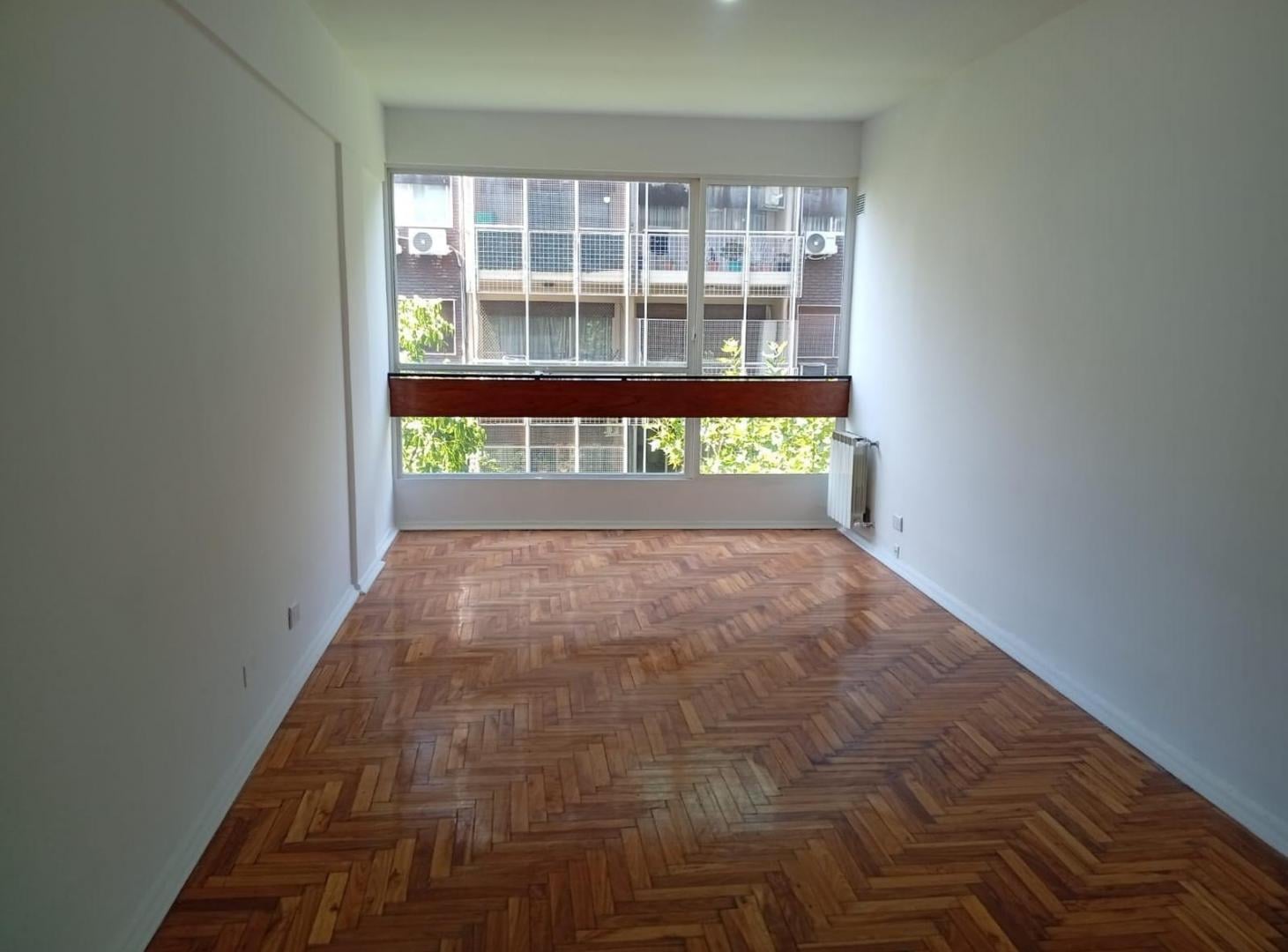 Departamento de tres ambientes con dependencia en Flores