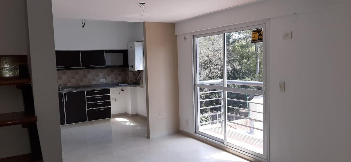 Foto de muy buen departamento en duplex 3 amb,con toilette, baño, balcon, imagen 1