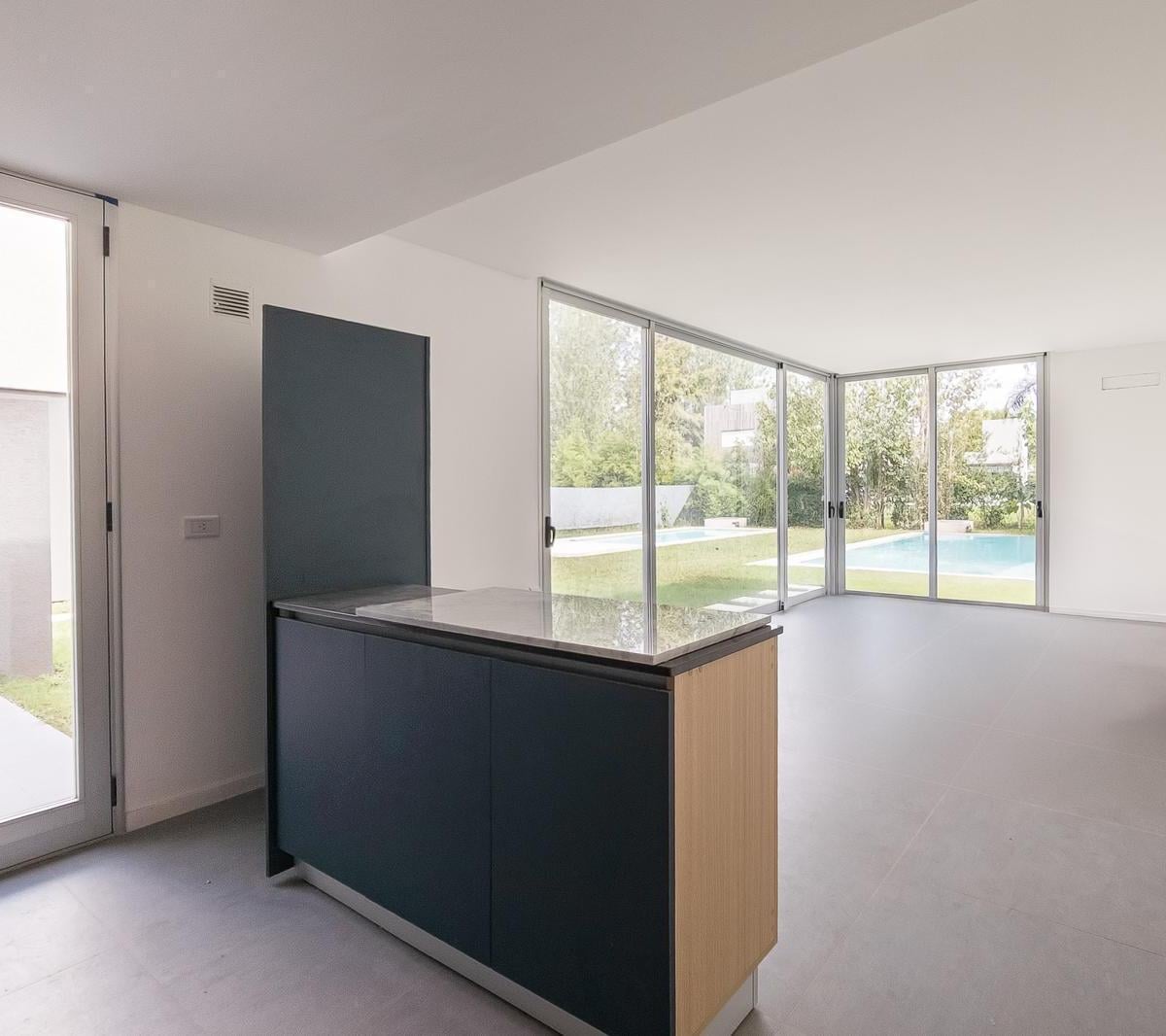 Foto de Venta / permuta - Casa 3 dormitorios con piscina a estrenar - Aldea, imagen 4
