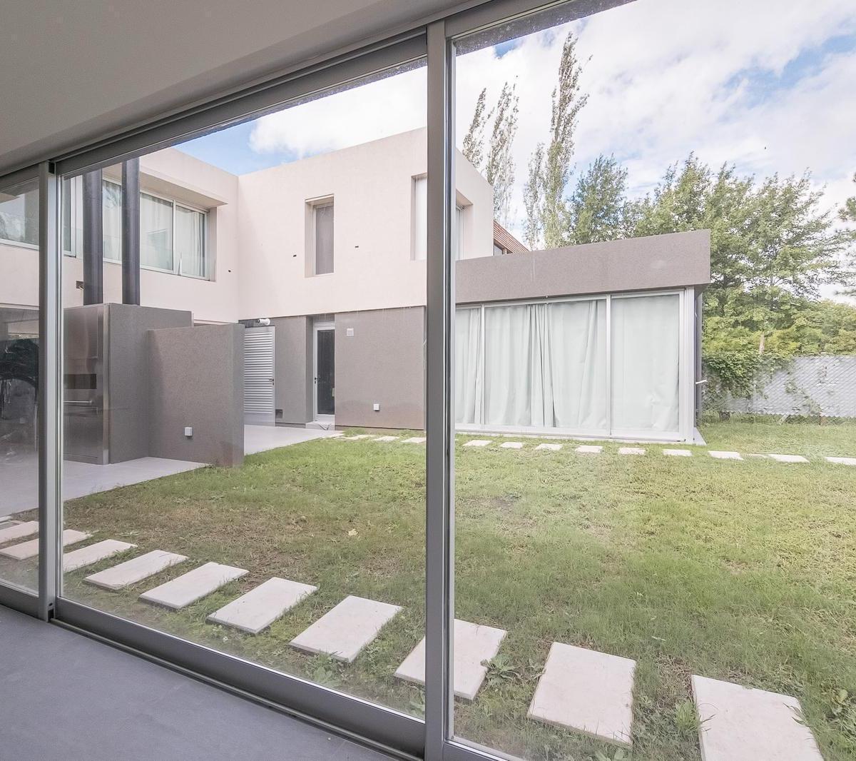 Venta / permuta | Casa 3 dormitorios con piscina a estrenar | Aldea Fisherton, Rosario
