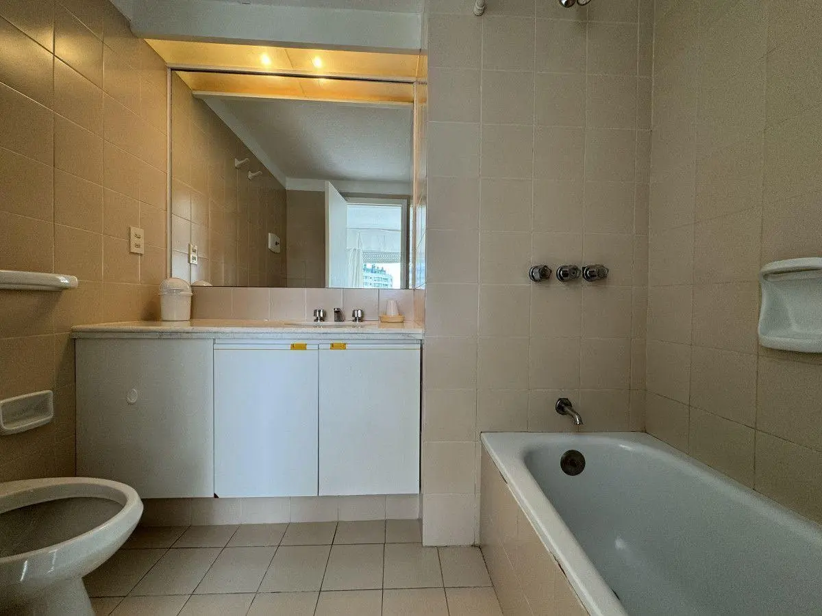 Venta - Departamento 2 dormitorios con balcón - Playa Brava, Punta del Este. 5