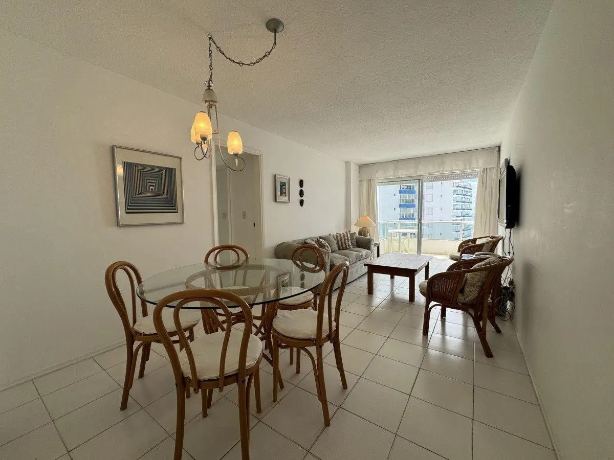 Venta - Departamento 2 dormitorios con balcón - Playa Brava, Punta del Este. 2