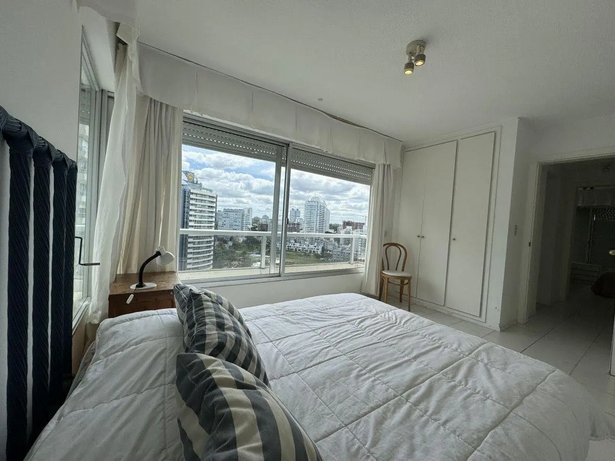 Venta - Departamento 2 dormitorios con balcón - Playa Brava, Punta del Este. 4
