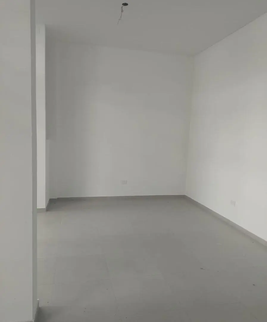 Venta - Local comercial con frente vidriado y patio - Parque España, Rosario 5