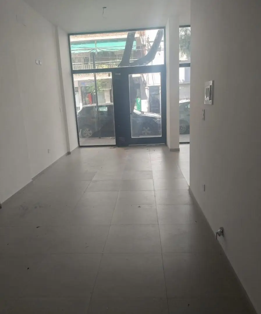 Venta - Local comercial con frente vidriado y patio - Parque España, Rosario 2