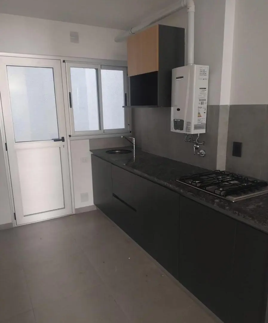 Venta - Local comercial con frente vidriado y patio - Parque España, Rosario 3