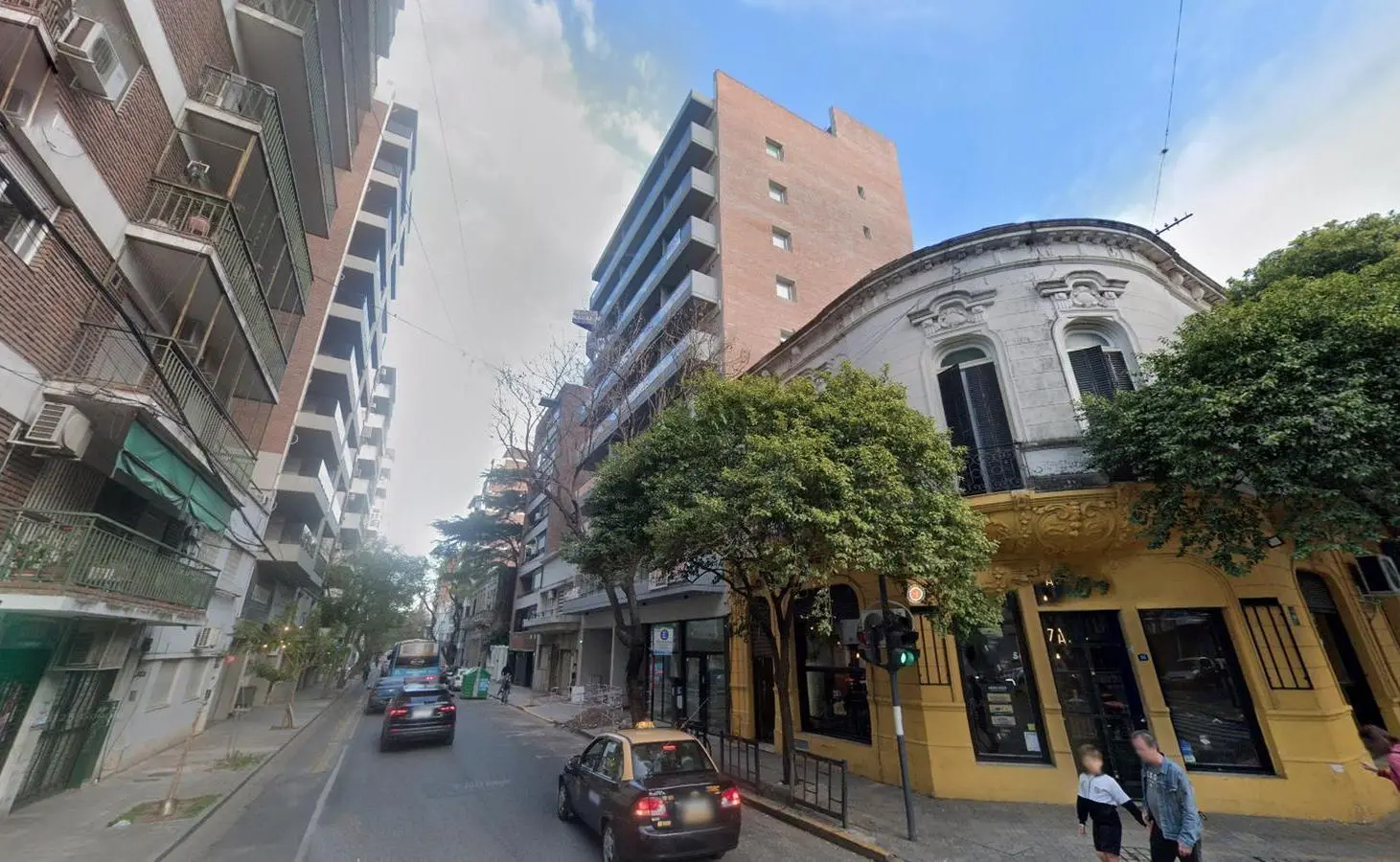 Venta - Local comercial con frente vidriado y patio - Parque España, Rosario 8