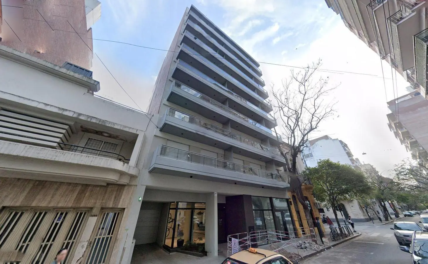 Venta - Local comercial con frente vidriado y patio - Parque España, Rosario 4