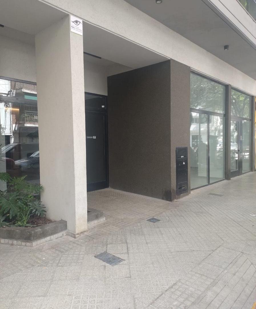 Venta - Local comercial con frente vidriado y patio - Parque España, Rosario