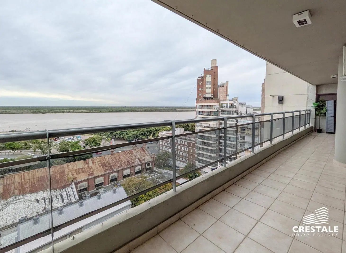 Venta / Permuta - Departamento 3 dormitorios con vista franca al rio - Centro, Rosario. 3