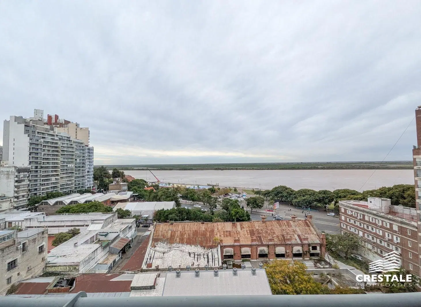 Venta / Permuta - Departamento 3 dormitorios con vista franca al rio - Centro, Rosario. 2