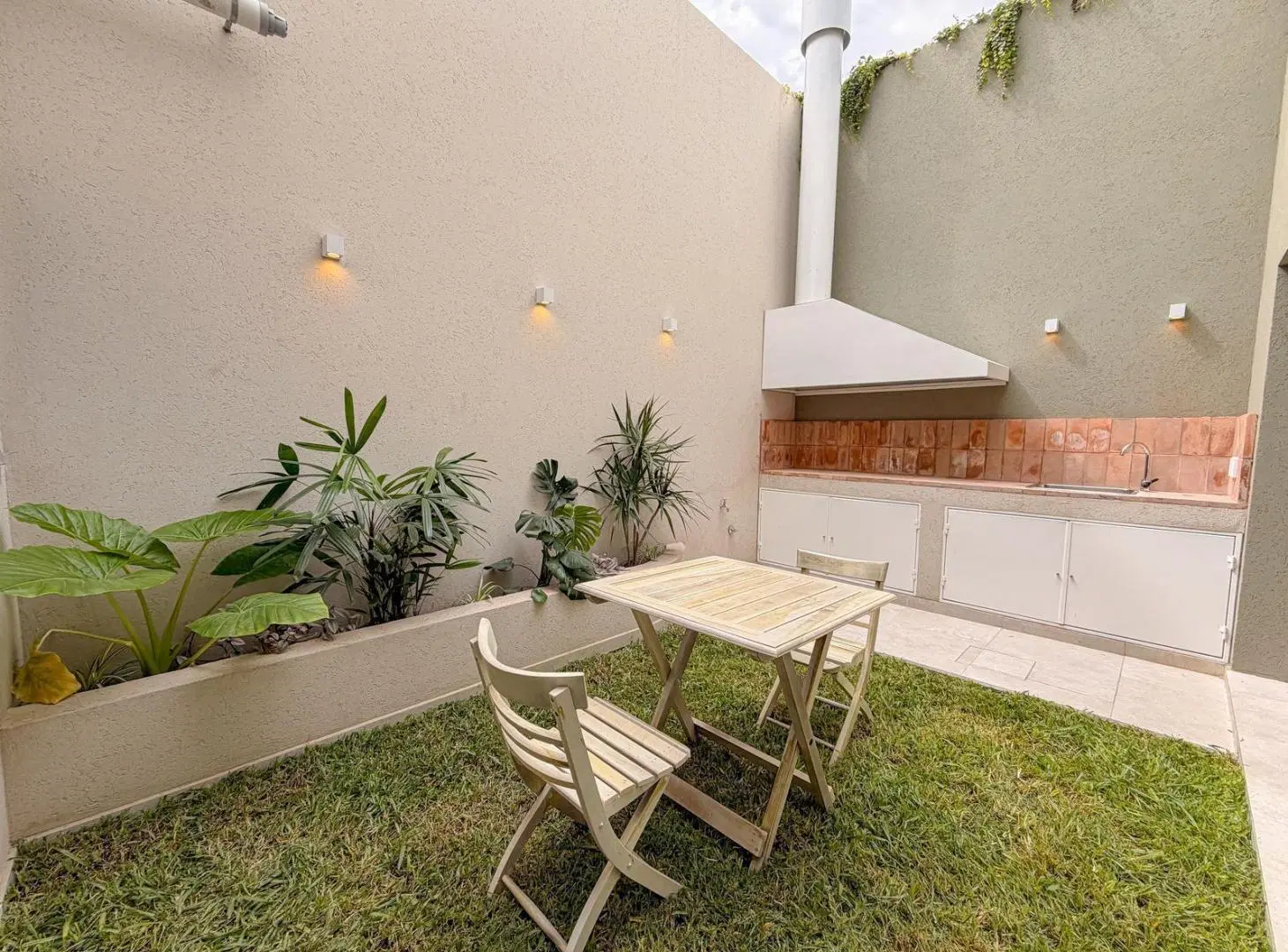 Venta / Permuta - Casa de pasillo 3 dormitorios con pileta y terraza - Lourdes, Rosario. 2