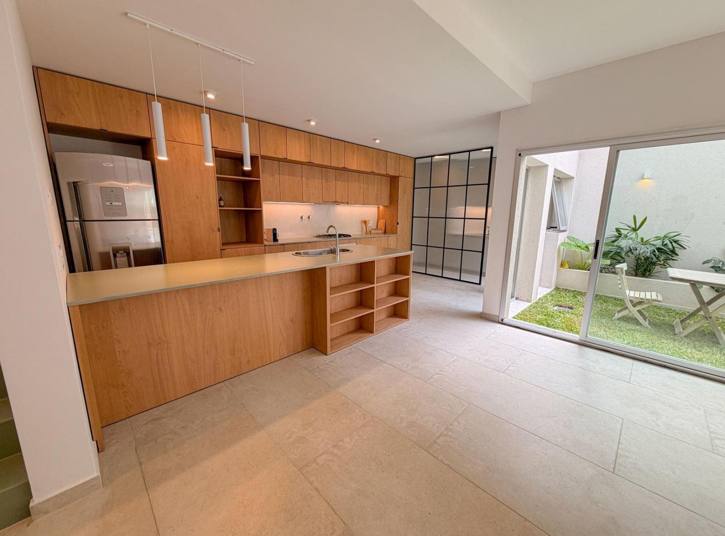 Venta / Permuta - Casa de pasillo 3 dormitorios con pileta y terraza - Lourdes, Rosario.