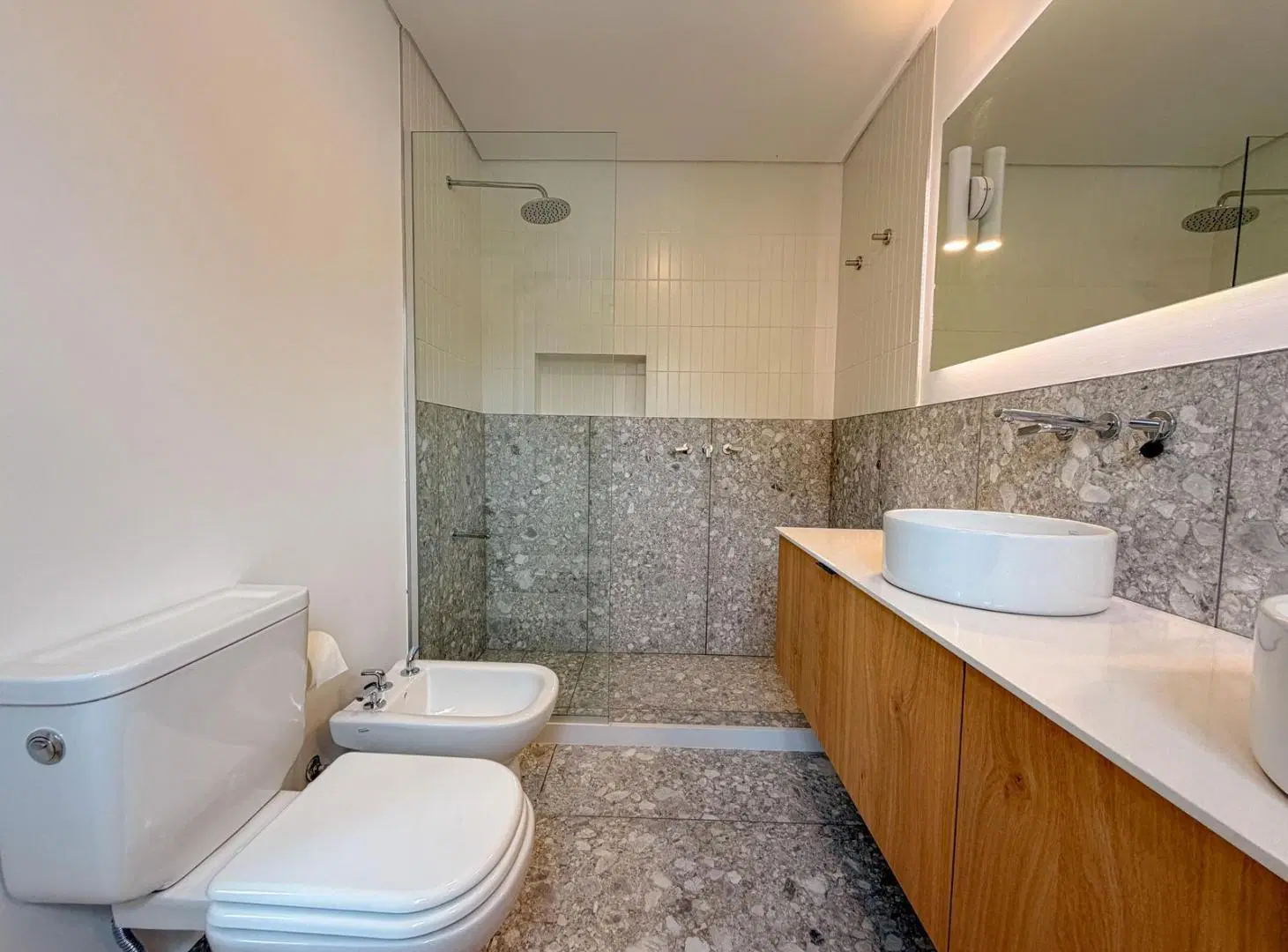 Venta / Permuta - Casa de pasillo 3 dormitorios con pileta y terraza - Lourdes, Rosario. 3