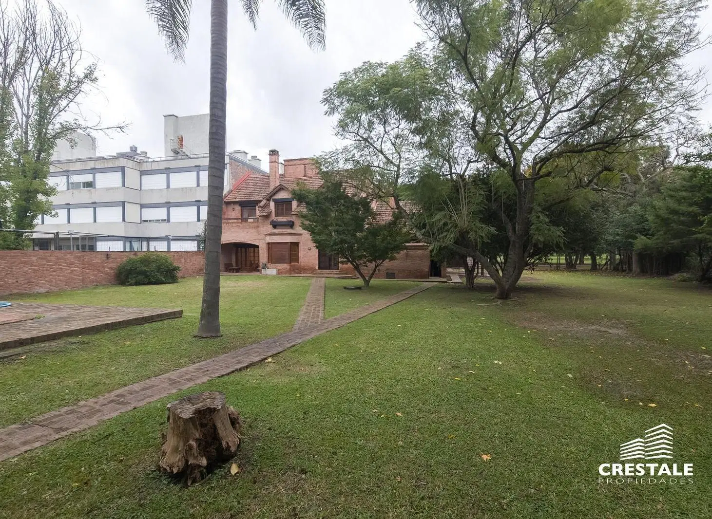 Venta - Casa 4 dormitorios con jardín y piscina frente al Golf - Fisherton, Rosario. 8
