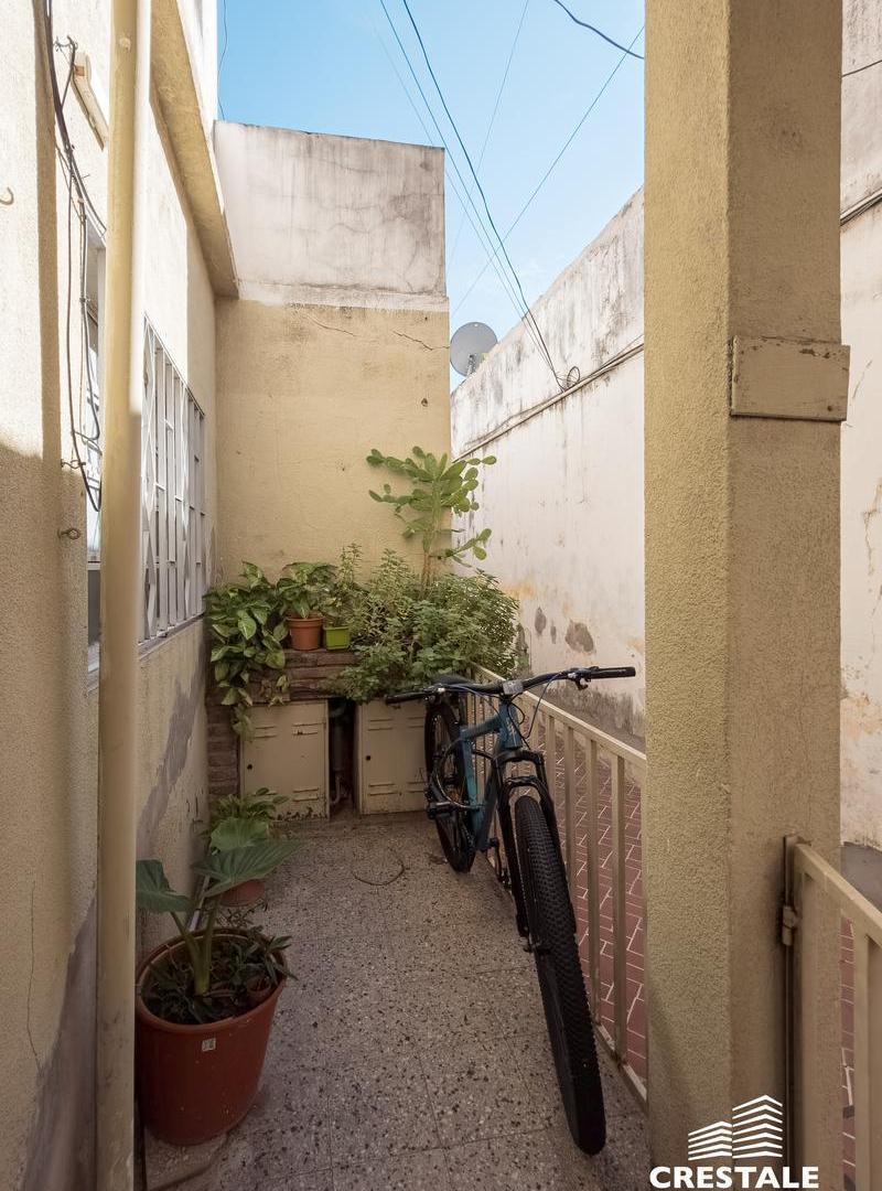 Venta / Permuta - Casa de pasillo 1 dormitorio con patio y terraza con parrillero - Abasto, Rosario.