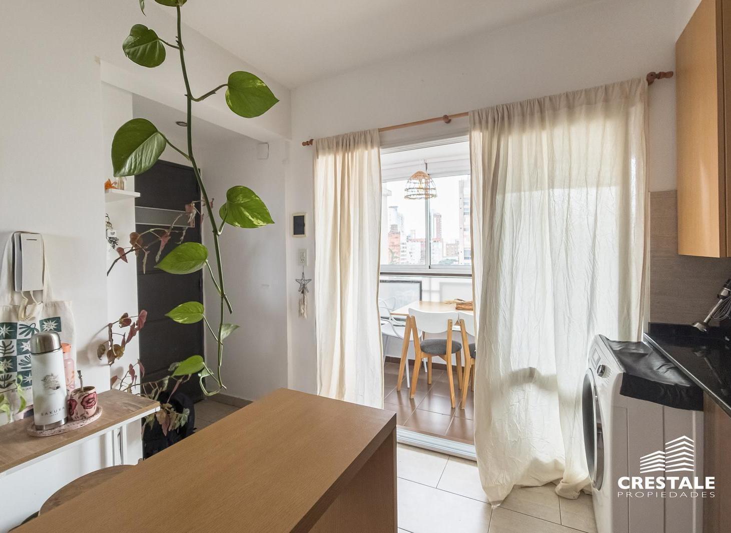 Venta - Monoambiente divisible con ventilación cruzada y balcón cerrado - Martin, Rosario.