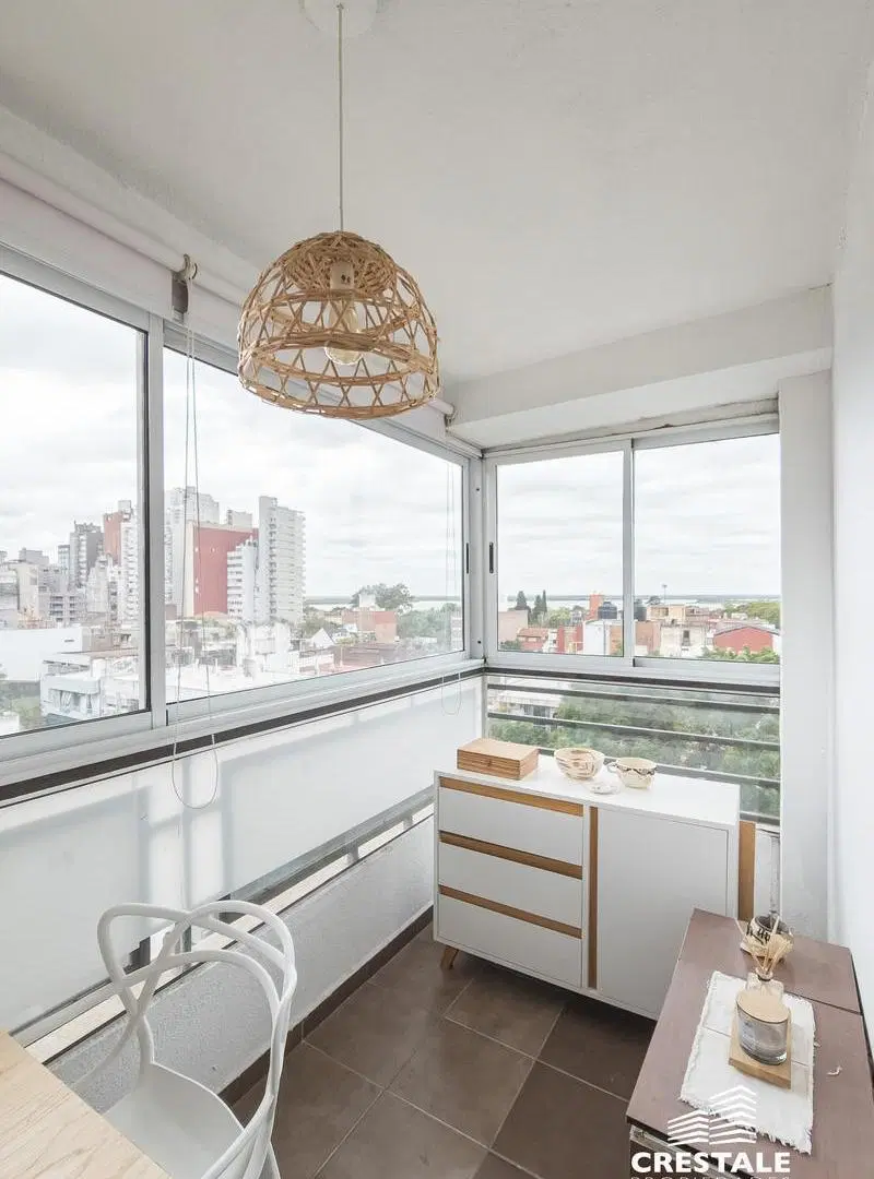 Venta - Monoambiente divisible con ventilación cruzada y balcón cerrado - Martin, Rosario. 3