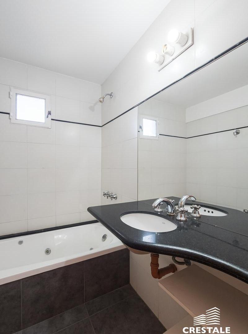 Foto de Venta / Permuta - Departamento 5 dormitorios con cochera y balcón, imagen 2