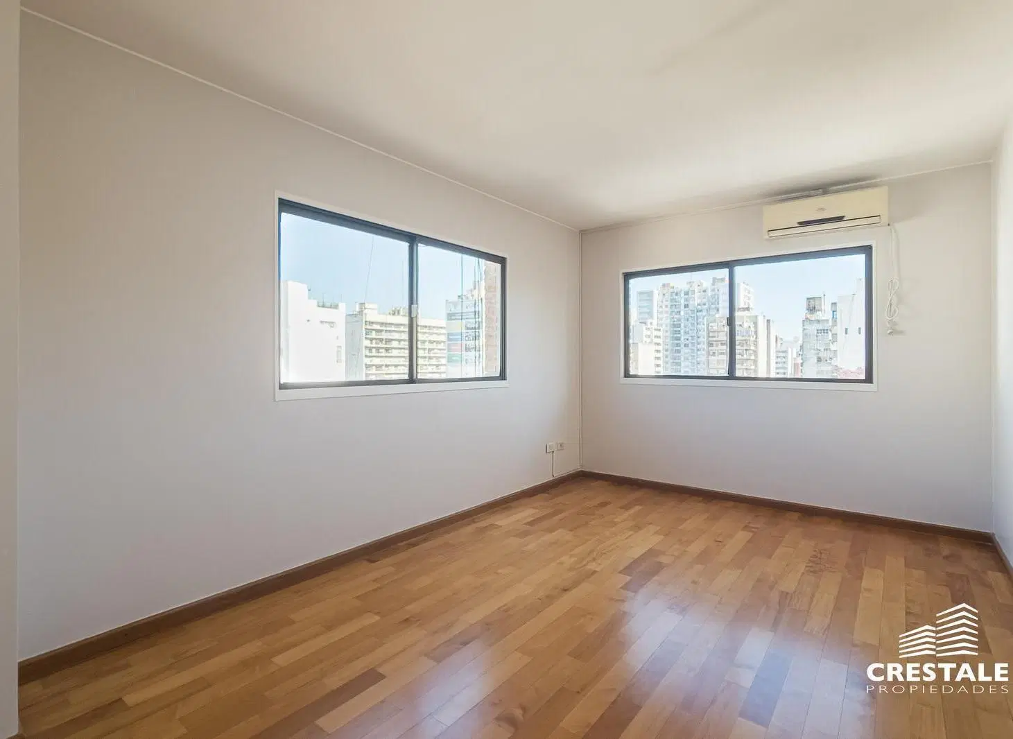 Venta / Permuta - Departamento 5 dormitorios con cochera y balcón - Centro, Rosario. 3