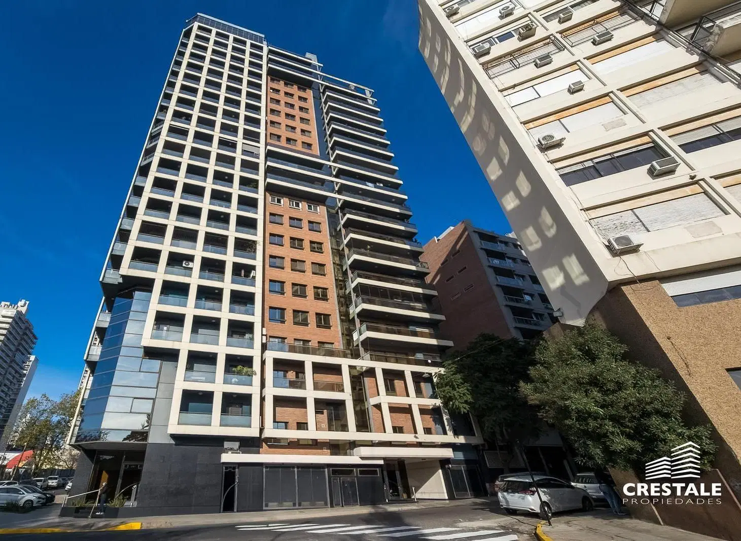 Venta / Permuta - Departamento 3 dormitorios con patio exclusivo y cochera - Martin, Rosario. 2