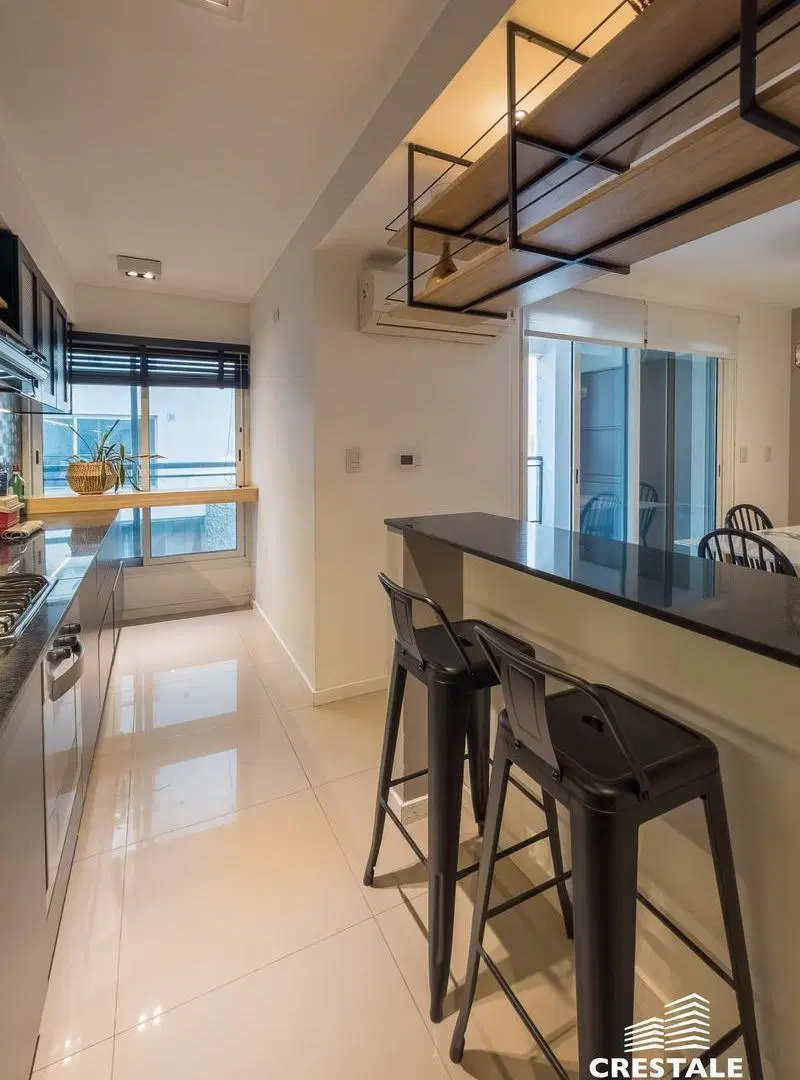 Venta / Permuta - Departamento 2 dormitorios con cochera y balcón - Centro, Rosario. 2