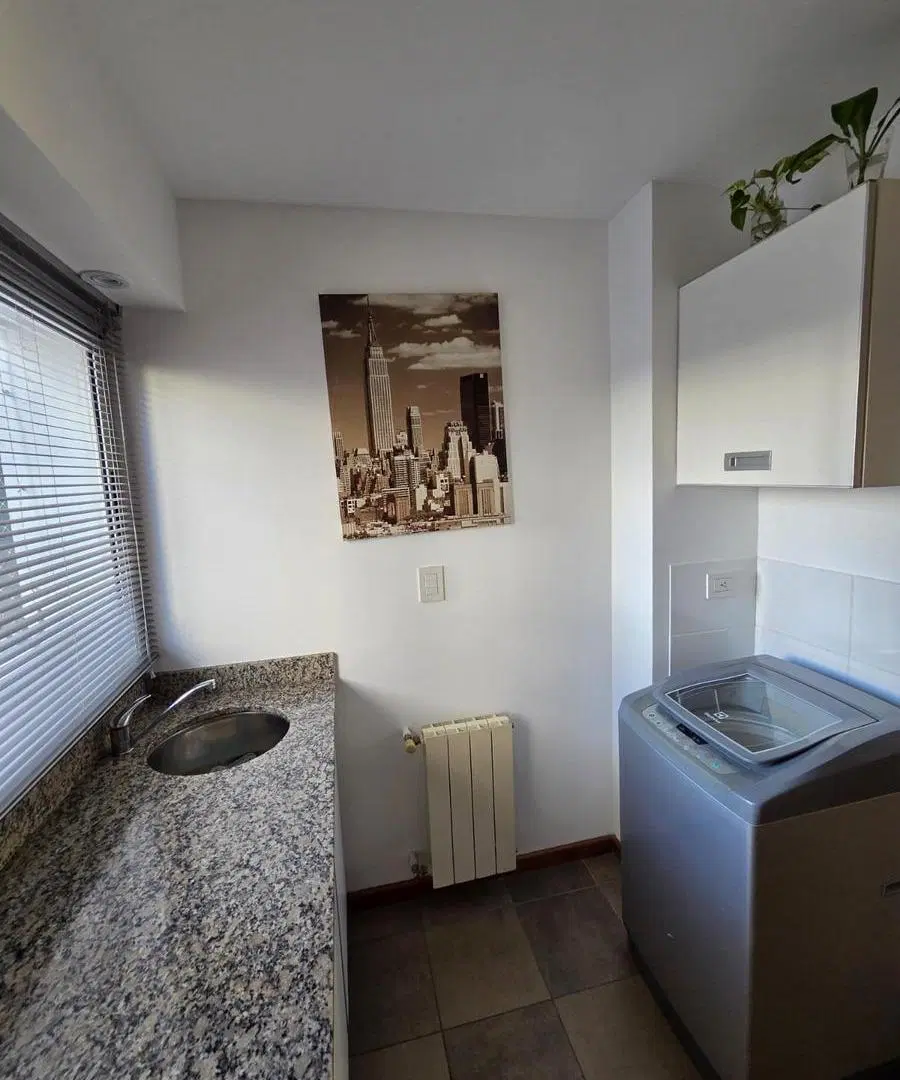 Venta / Permuta - Departamento 2 dormitorios con balcón al frente - Zona río, Rosario. 3